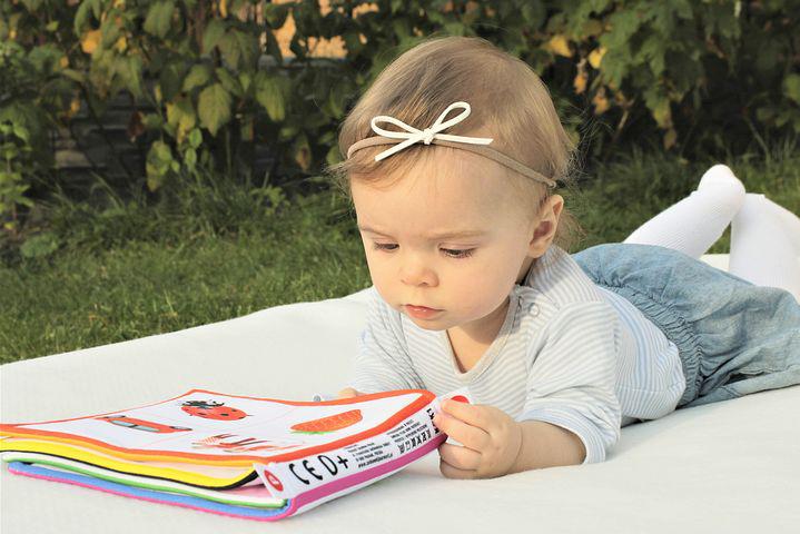 イメージ画像:絵本を読む赤ちゃん